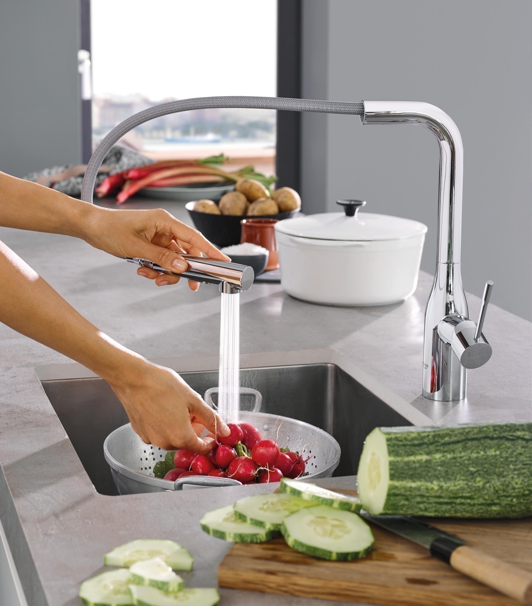 Смеситель Grohe Essence 30270000 для кухни