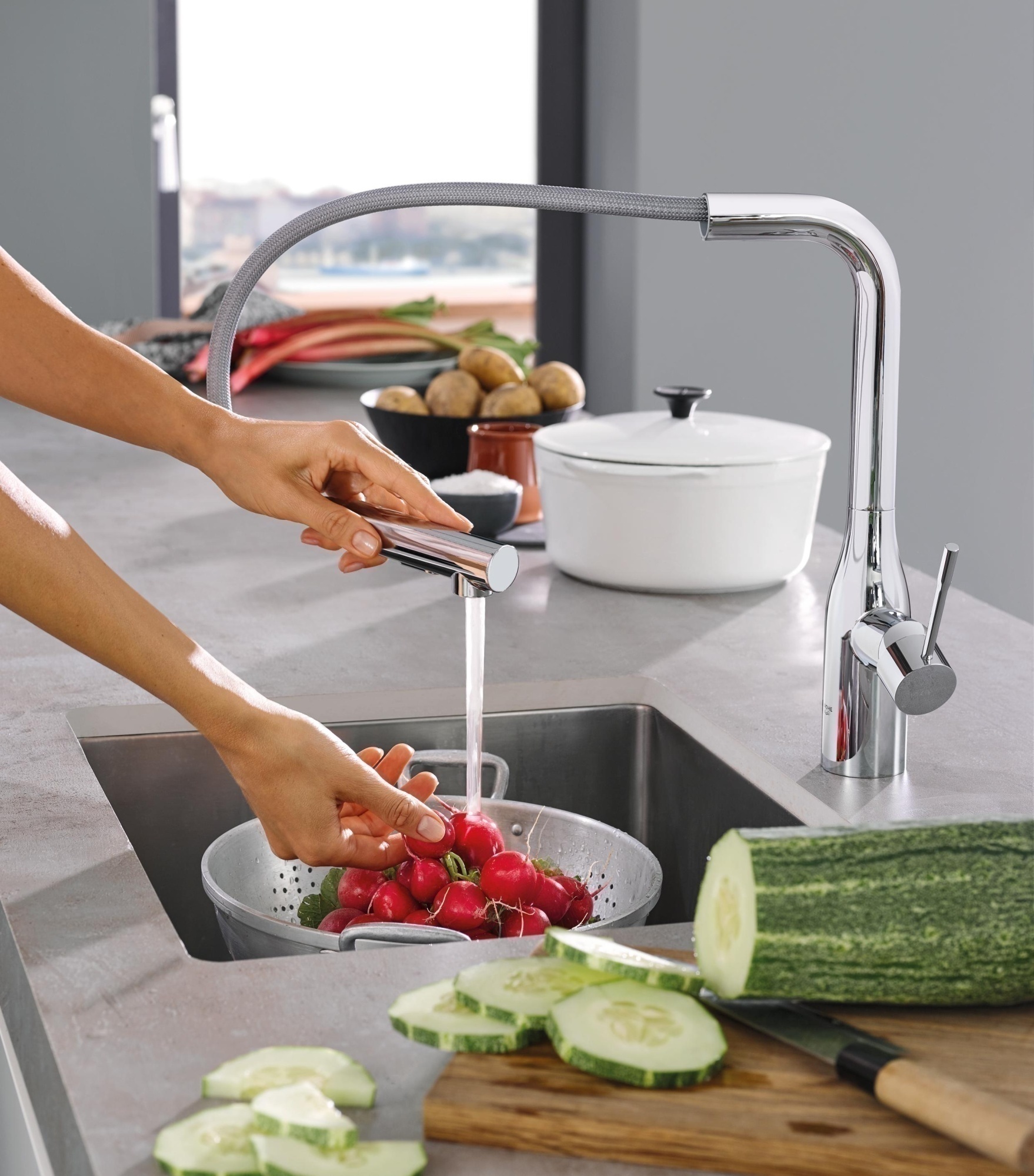 Смеситель Grohe Essence 30270000 для кухни